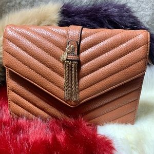 💎BOLSO PEQUEÑO 💎MUY  ELEGANTE 💎NO MARCA💎COLOR BROWN💎NO CORREA💎#YS6